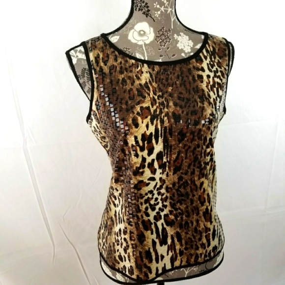 a DRESSING WOMAN  CARDIGAN AND SHELL - Picture 4 of 8